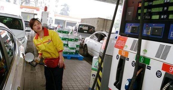 揭秘都市小巷的神秘加油站与特色小店，最新95号汽油油价消息一网打尽