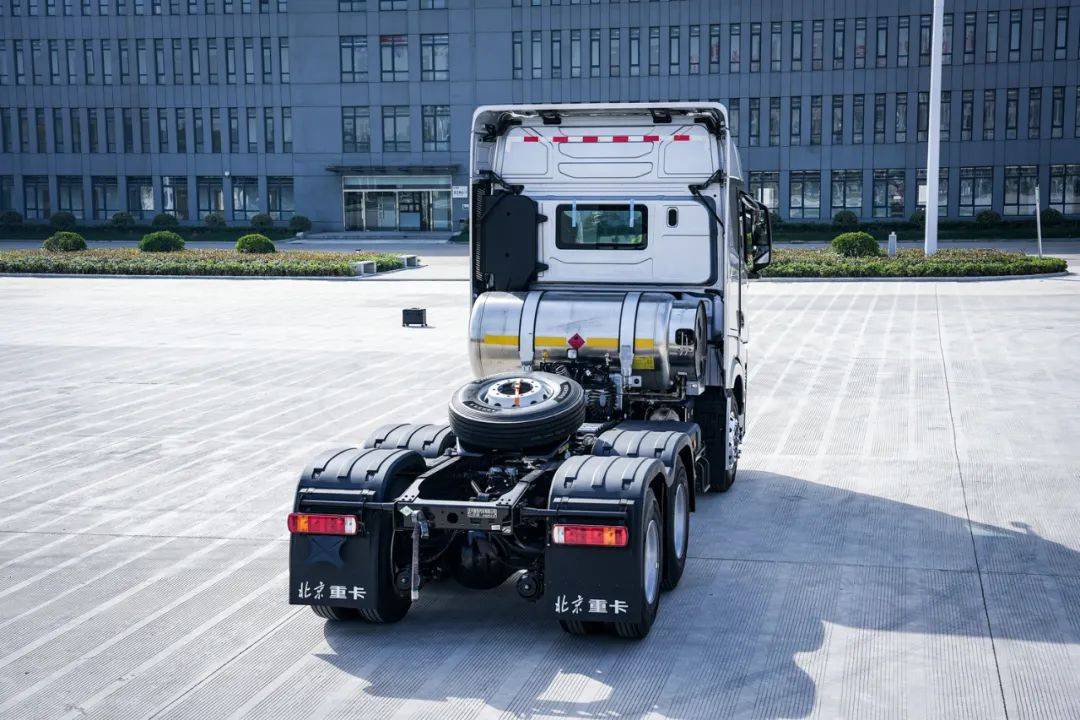 最新版4x2牵引车，科技引领运输业重塑未来