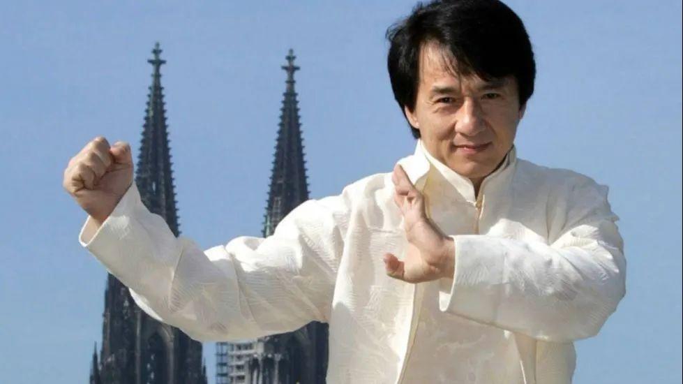 新精武门演员与隐藏小巷的特色小店探秘