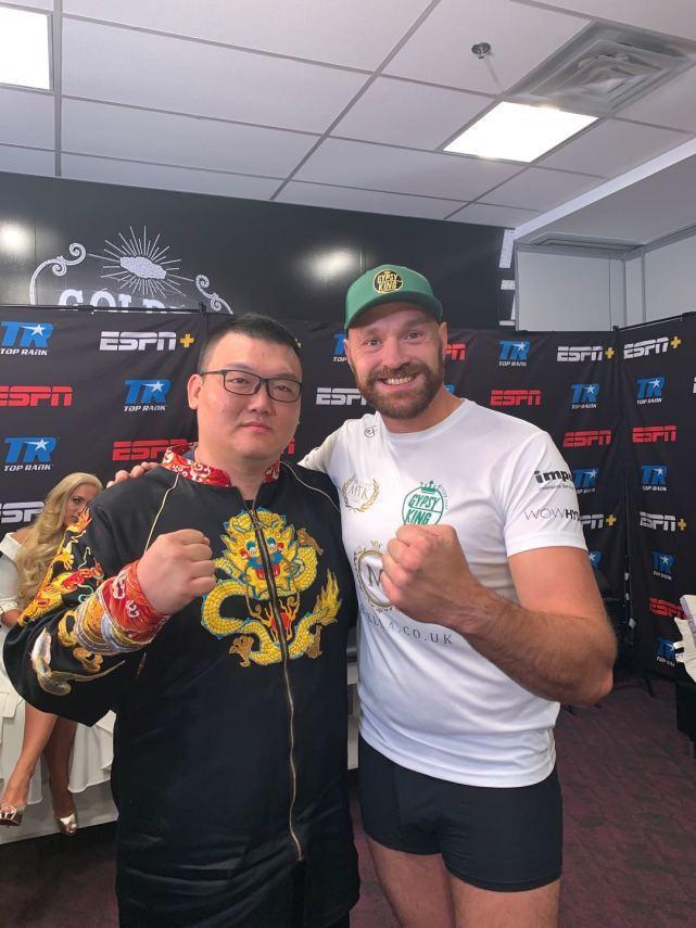 拳王张君龙热血赛场瞬间与小巷特色小店的传奇故事