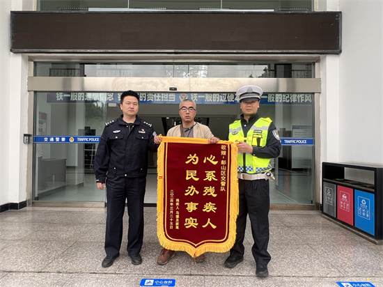 交警赠旗暖心用语集锦，一场心灵温暖的旅程探寻