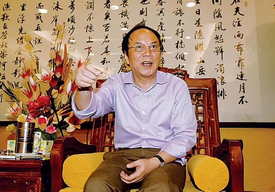 属虎明星的魅力和活力，远离尘嚣的自然探索之旅，展现内心的平静与力量之源