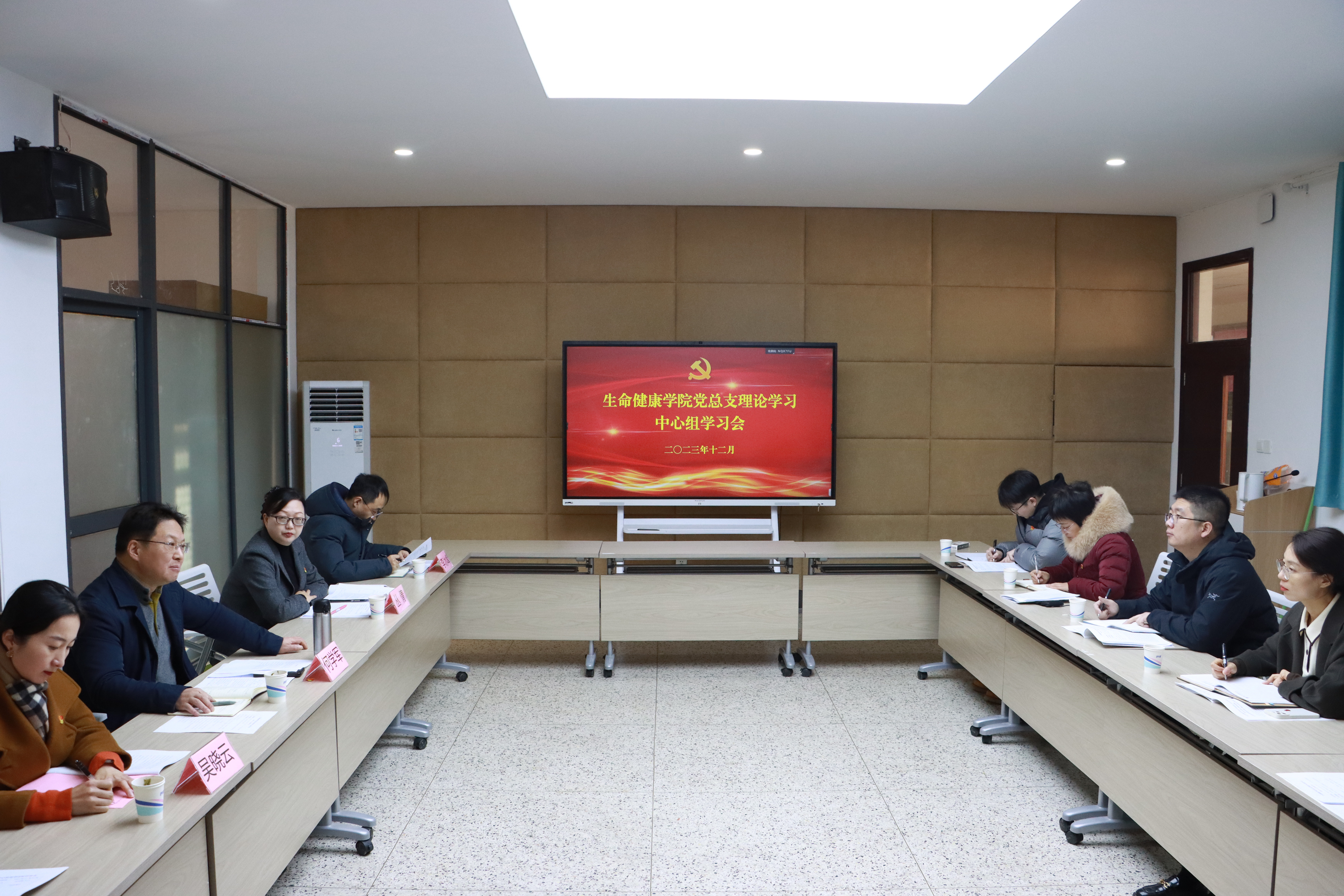 何学文聚焦政治角逐的最新动态分析