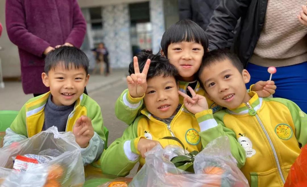 幼儿园家长拔河盛宴，小巷深处的欢乐天地