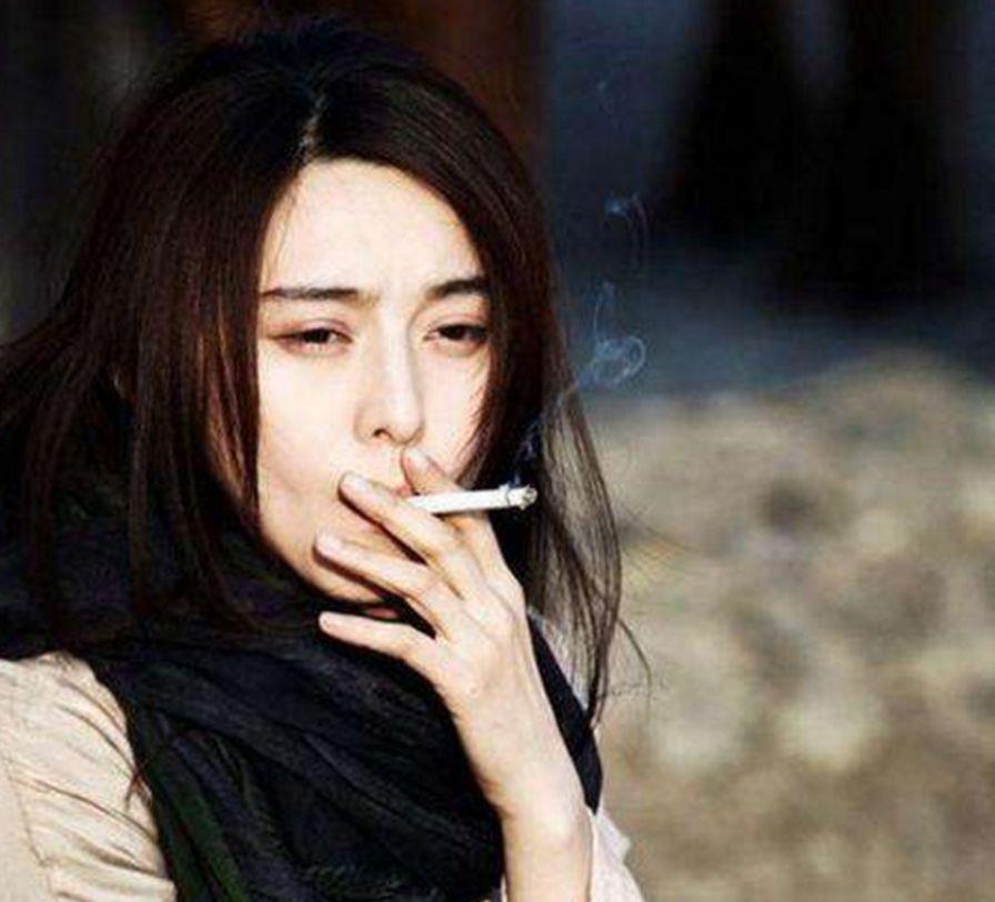 女明星抽烟背后的故事，那些被发现与隐秘的瞬间