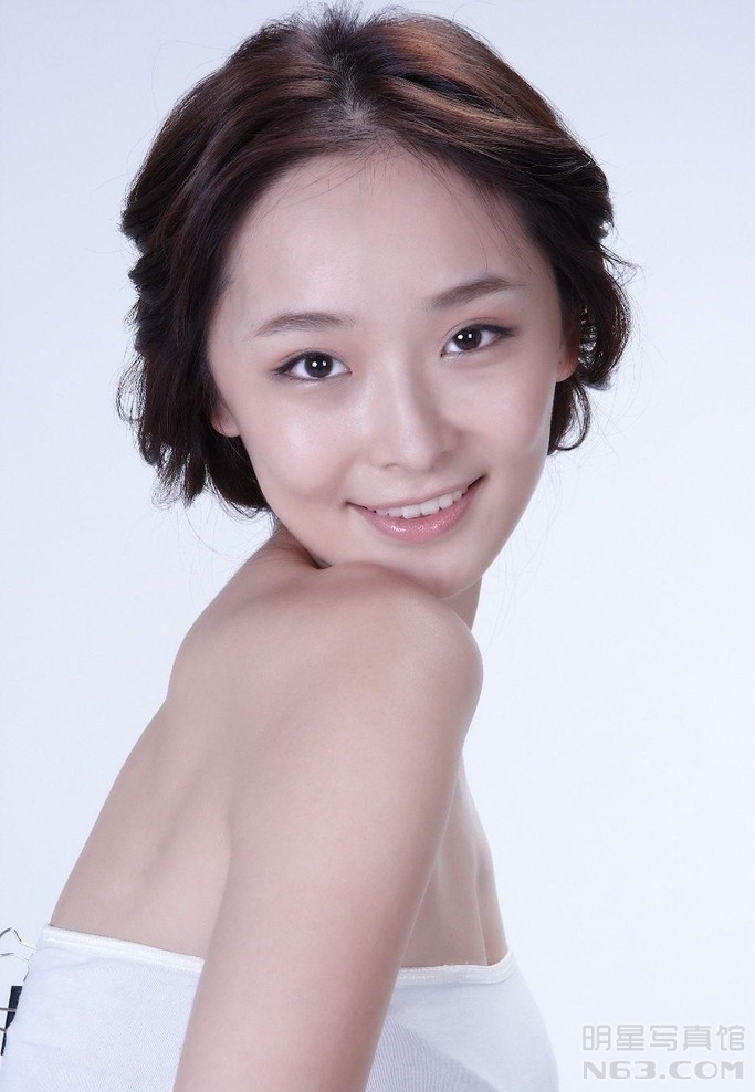 揭秘演员李曼的个人资料与小巷中的星光特色小店